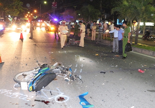 Va chạm xe máy, hai người tử vong trong đêm